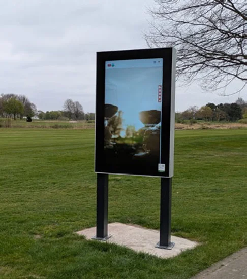 Bild 2: Outdoor-Stele – Digital-Signage-Terminal für den Außenbereich — Kandidat 2 (aus Datenblatt)