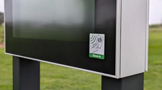Bild 3: Outdoor-Stele – Digital-Signage-Terminal für den Außenbereich — Kandidat 3 (aus Datenblatt)