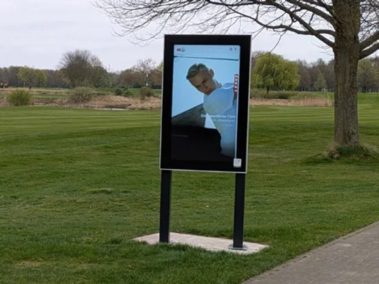 Bild 4: Outdoor-Stele – Digital-Signage-Terminal für den Außenbereich — Kandidat 4 (aus Datenblatt)